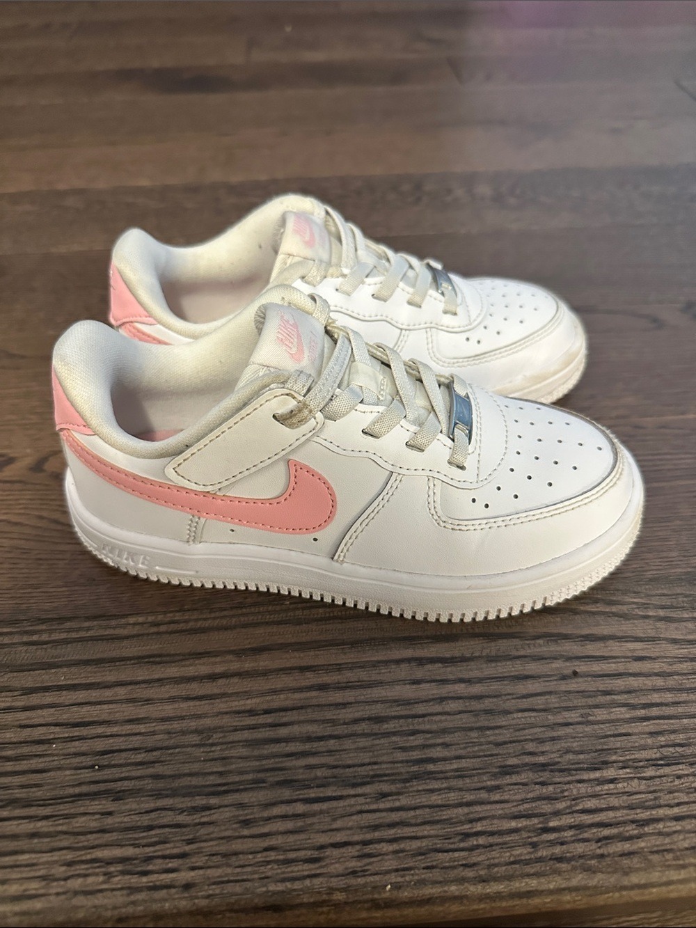 Nike Force 1 Low EasyOn Little Girls Sneaker with Velcro Closure - Picture 4 of 10